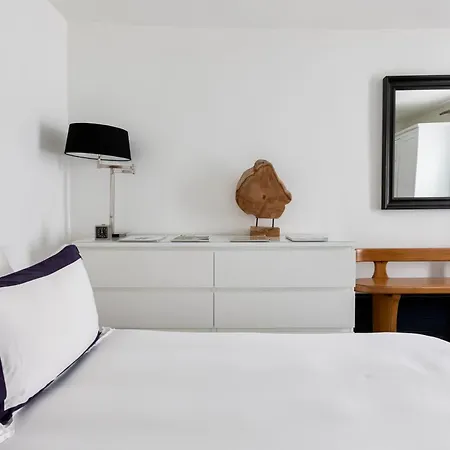 Chic Parisian Apartment *