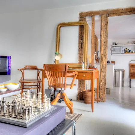 Chic Parisian Apartment *
